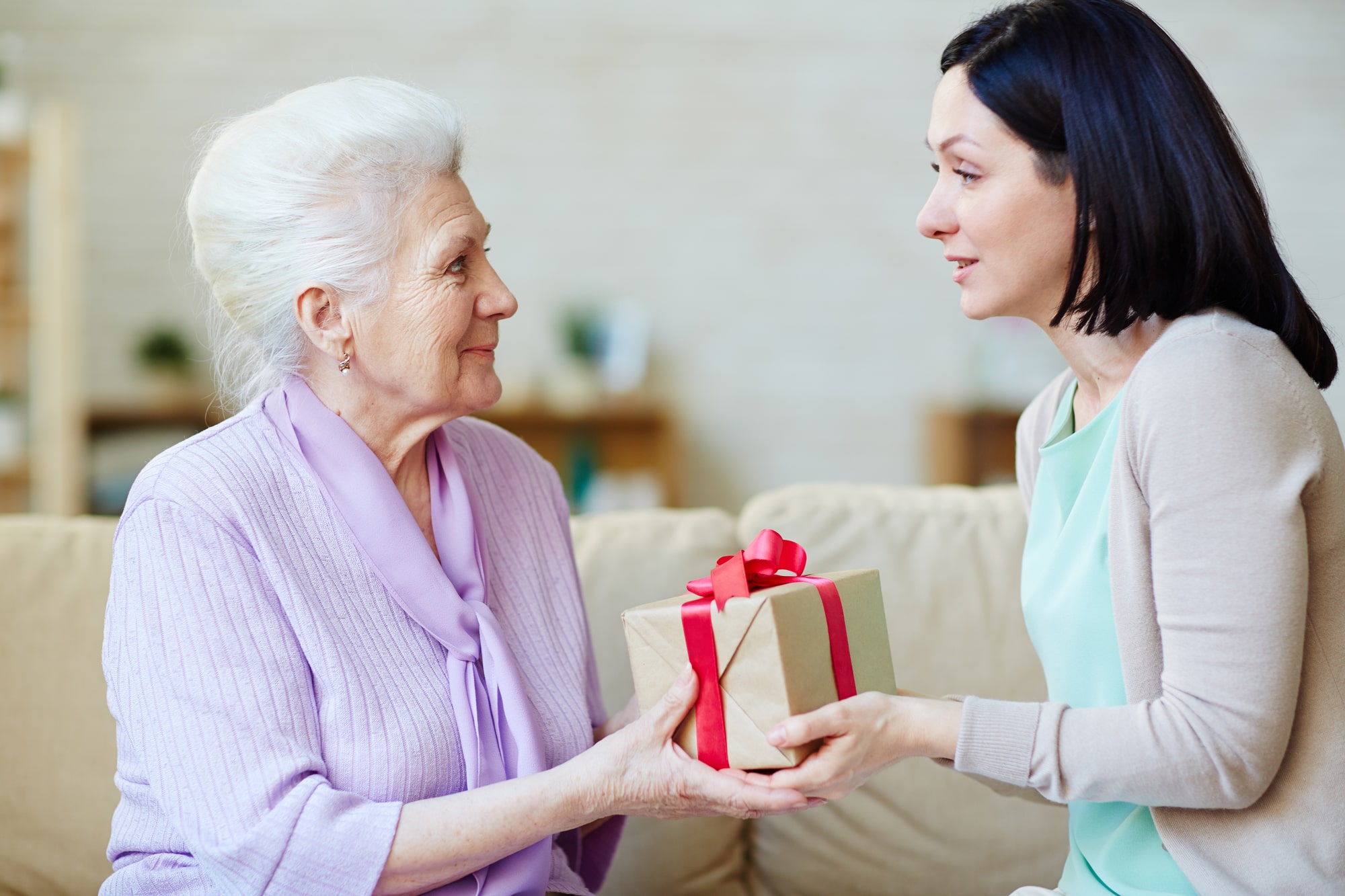 Что подарить бабушке от внучки