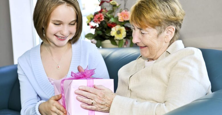 Что подарить бабушке на 70 лет