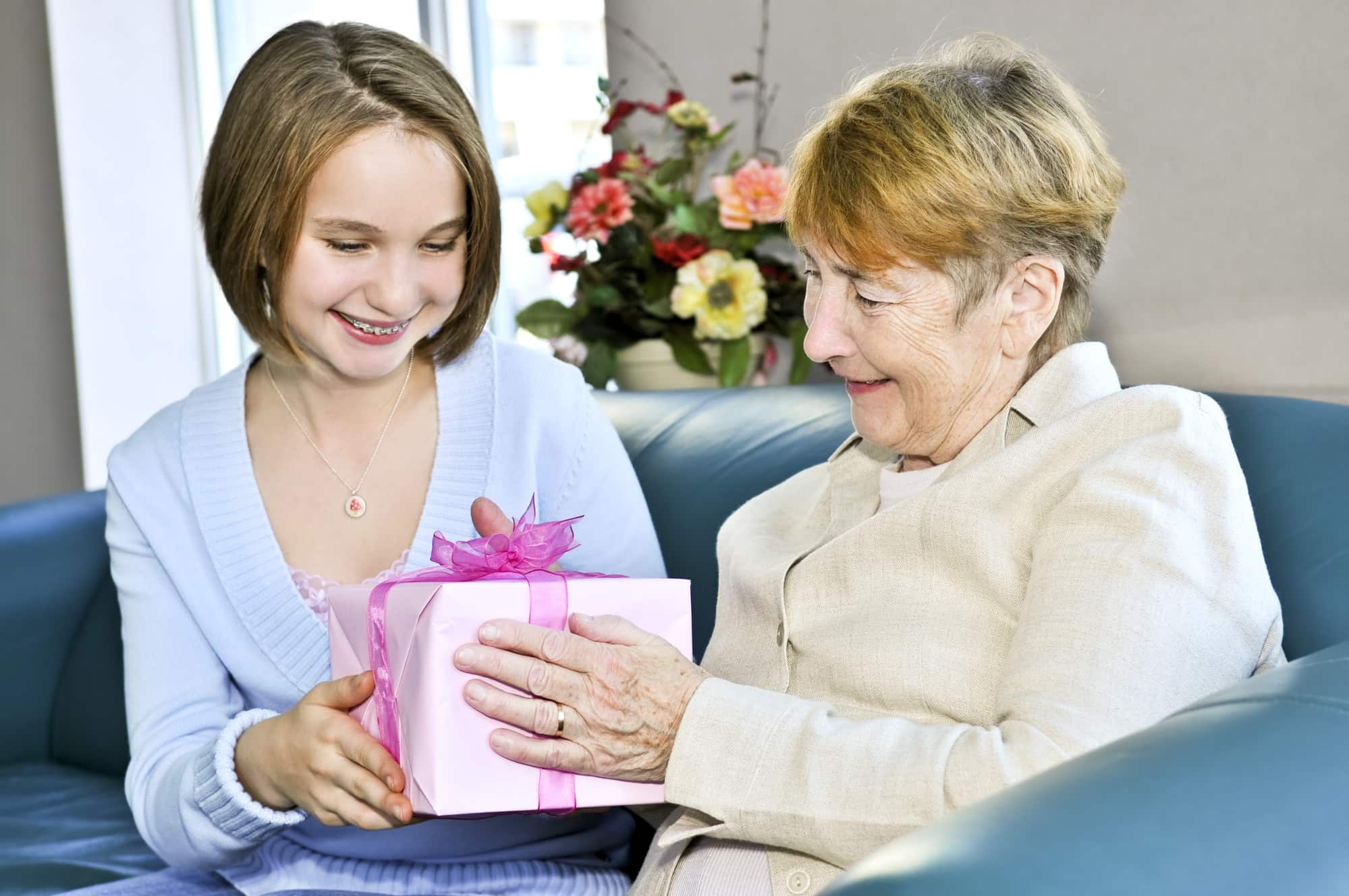 Что подарить бабушке на 70 лет