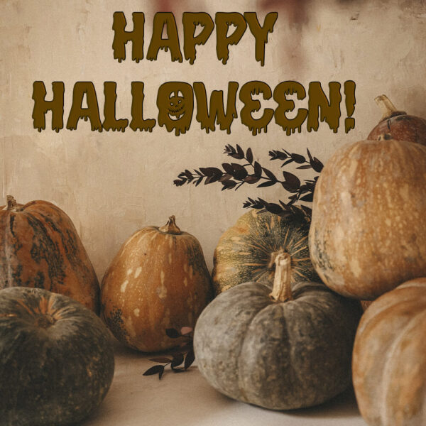 Темная открытка с надписью Happy Halloween